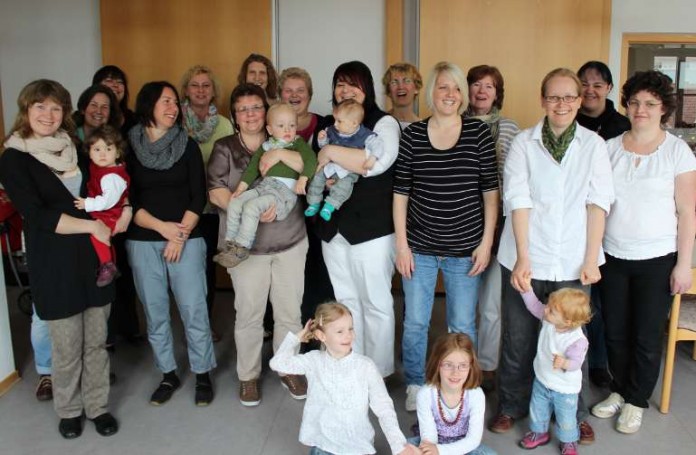 15 Frauen aus dem gesamten Landkreis Germersheim, erhielten von Landrat Dr. Fritz Brechtel ihr Zertifikat als „Qualifizierte Kindertagespflegeperson“