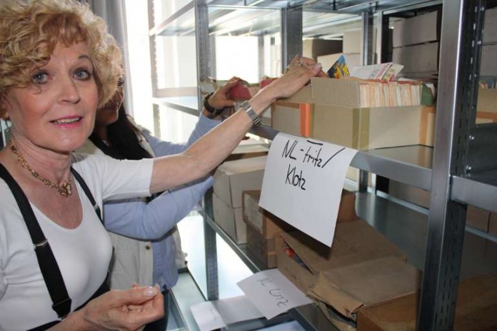 Marianne Polzin bei der heutigen Übergabe im Magazin des Archivs, im Hintergrund Archivmitarbeiterin Franziska Ochsenreither