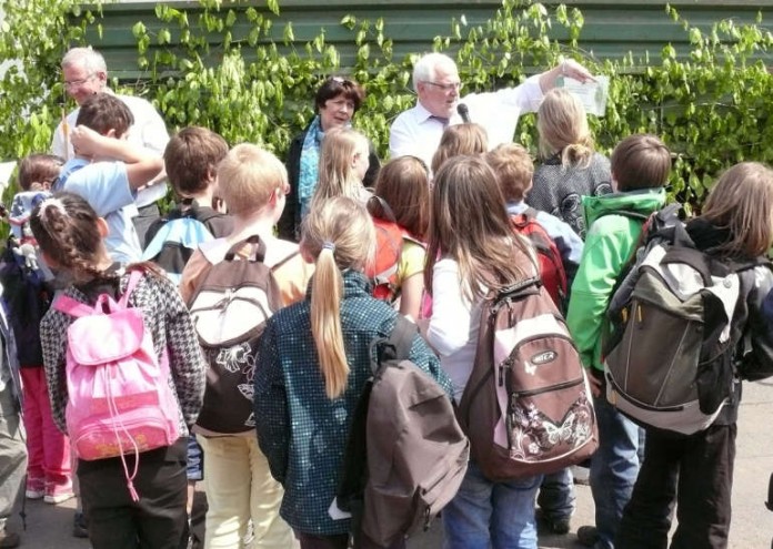 Bezirkstagsvize Manfred Petry, Jutta Kreis von der Sparkasse Donnersberg und Forstamtsleiter Eckhard Laubscher mit der dritten Klasse der Nordpfalzschule Alsenz.