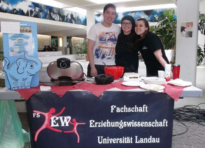 Chung Yin Tang, Lene Peitzner und Sarah Mergen von der Fachschaft Erziehungswissenschaften beim Waffelverkauf auf dem Campus der Uni Landau