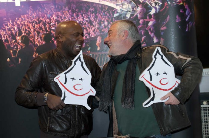 Sich ordentlich schlapp lachen: Dave Davis (l.) moderiert den Mannheimer Comedy Cup