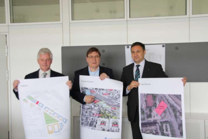 Bürgermeister Lothar Quast, Dr. Karl-Ludwig Ballreich und Ottmar Schmitt stellen die Pläne für das neue Parkhaus vor.