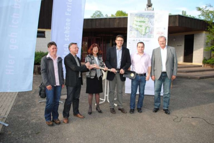Das Planungsteam beim Spatenstich