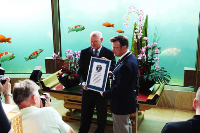 Überreichung der Urkunde durch Herrn Kuchenbecker von GUINNESS WORLD RECORDS(TM)