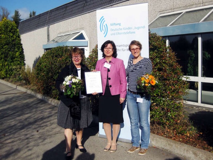 (v.l.): Viola Sauter, Karin Kohler und Christin Fritz nach der Übergabe des Preises „Ein Ohr für Kinder“ an das Landauer Kinder- und Jugendtelefon.