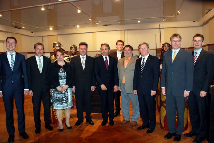 Die Delegation mit Landrat Dr. Achim Brötel, Ferenc Kovács (vierter von rechts), Staatssekretär Tamás Vargha (Mitte)