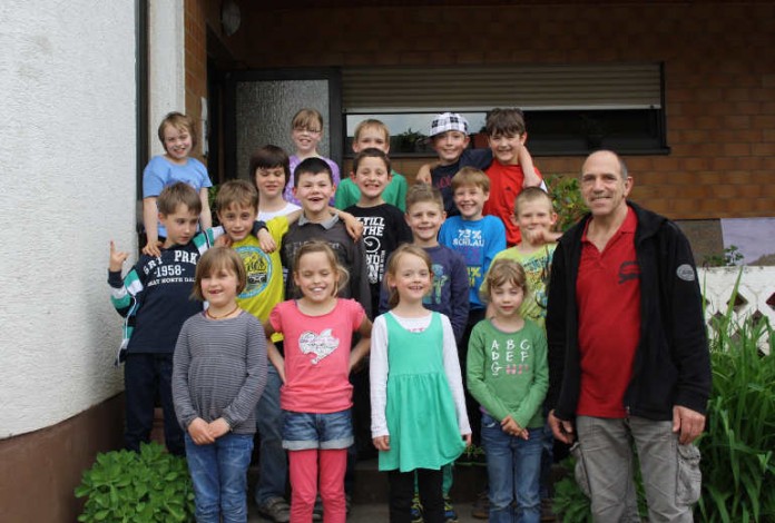 Gewaltpräventionskurs für Kinder ein voller Erfolg - Die Kursteilnehmer mit Kursleiter Kelly Sach