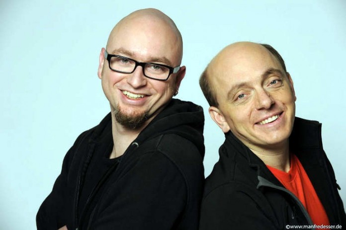 Sohn Neustadts: Comedian Bernard Hoecker (rechts) liest zusammen mit Reise-Profi Tobias Zimmermann im Rahmen der Buchmesse am 1. Juni in der Neustadter Bahnhofshalle