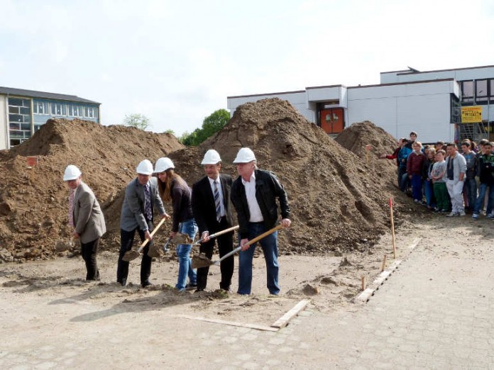 v.l.n.r. Bürgermeister der Verbandsgemeinde Rülzheim, Reiner Hör, Staatssekretär Hans Beckmann, Schülersprecherin Valeka Kleimeier, Landrat Dr. Fritz Brechtel und Schulleiter Nikolaus Bosch