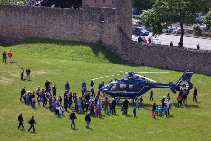 Eine der Attraktionen beim Tag der offenen Tür der Bundespolizeiinspektion Trier war die Ausstellung eines Polizeihubschraubers. Hier konnten die Besucher einen Blick in das Cockpit werfen und sich ihre Fragen direkt von den Piloten beantworten lassen.