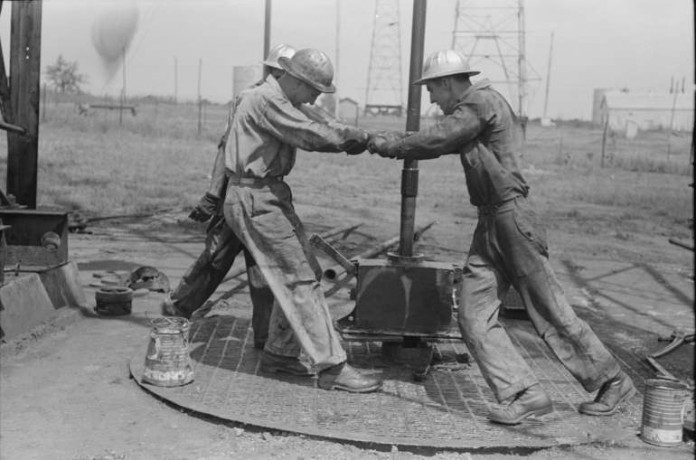 Arbeiter am Schraubschüssel beim Festziehen des Gelenks der Pumpe, Ölbrunnen, Oklahoma City, Oklahoma, 1939