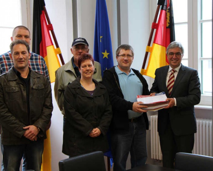 Übergabe von 10.000 Unterschriften für den Erhalt des Flughafens Zweibrücken an Roger Lewentz