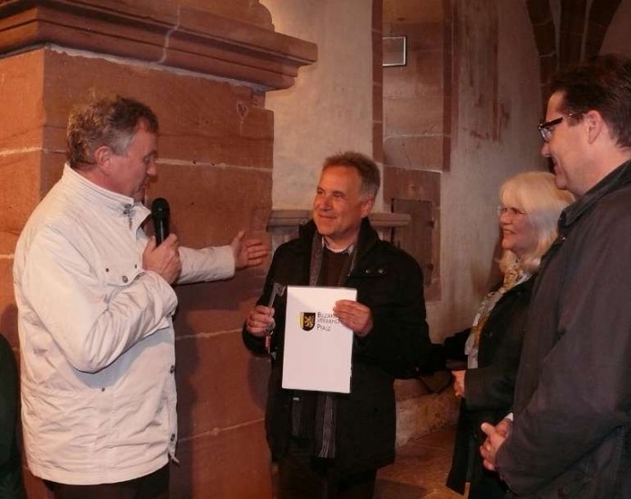 Schlüsselübergabe (von links): Bezirkstagsvorsitzender Theo Wieder und Günter Nuss von der Burg Landeck-Stiftung