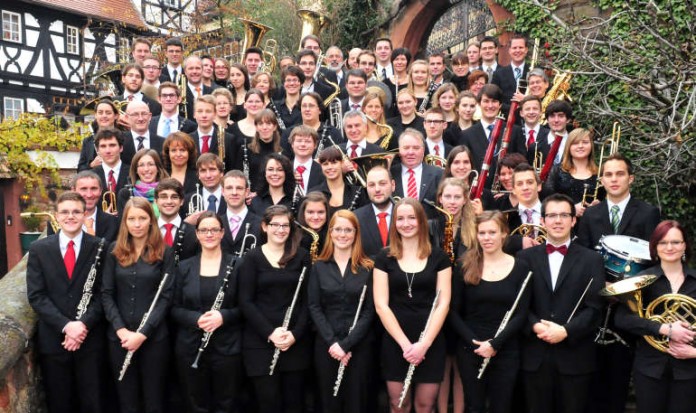 Die Musikerinnen und Musiker der Bläserphilharmonie Deutsche Weinstraße.