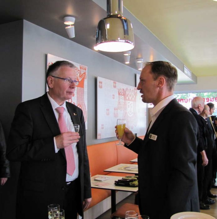 Oberbürgermeister Dr. Klaus Weichel im Gespräch mit dem B&B Hotelmanager Bernhard Reiter