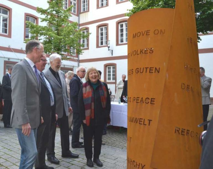 Oberbürgermeister Hans-Dieter Schlimmer, Michael Garthe, Chefredakteur des Rheinpfalz-Verlags, Hubert Lehmann, Vorsitzender des Thomas-Nast-Vereins und Madeleine Dietz freuen sich über das Thomas-Nast-Denkmal im Innenhof der Roten Kaserne.