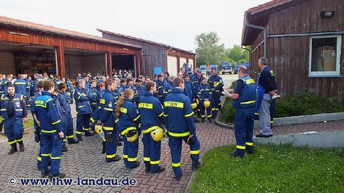 THW-Helfer bei der Grundausbildung.