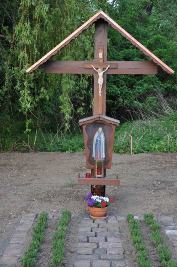 Gemeinsam restaurieren Lorscher ein religiöses Denkmal.