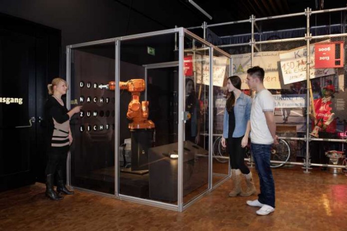 Fertigungsroboter der Firma ABB, der in der Sonderausstellung im TECHNOSEUM ausgestellt ist.