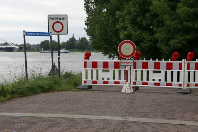 So wie hier am Gasthaus "Insel Bastei" stehen überall Absperrungen zum Rhein