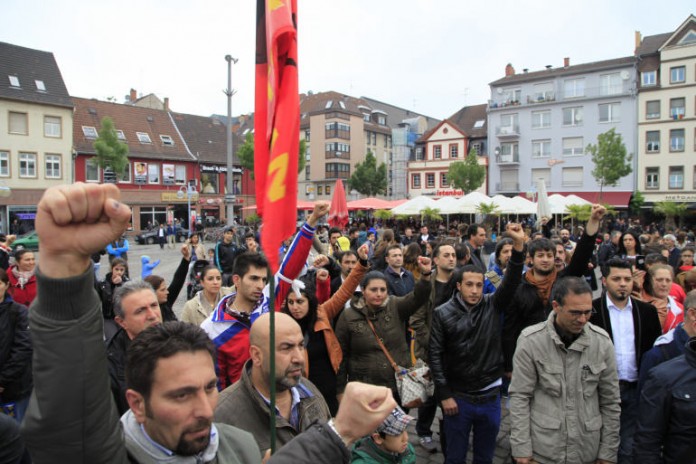 Schweigend strecken die Demontranten ihre Fäuste als deutliche Ansage in Richtung Türkei