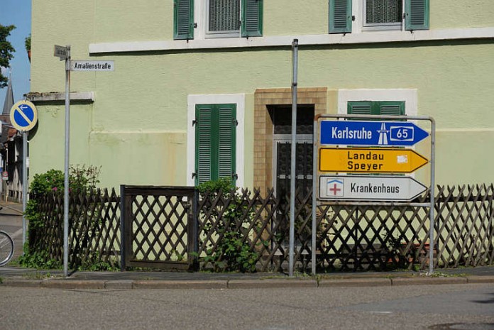Der Wegweiser zur A 65 in Fahrtrichtung Ludwigshafen entfällt.
