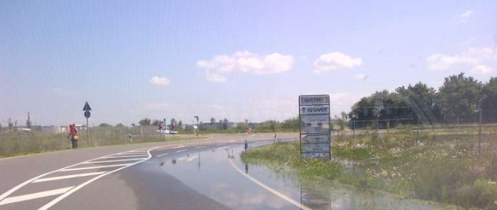 Die Fahrbahn steht teilweise unter Wasser.