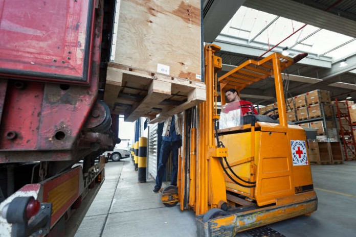 DRK Logistikzentrum am Flughafen Schoenefeld in Berlin - Von hier aus wird die Hilfe für die Menschen in Syrien koordiniert