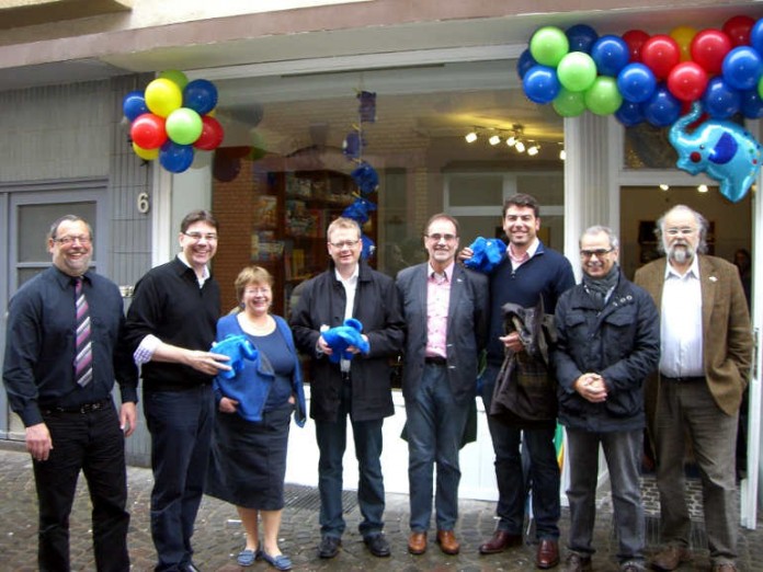 Foto (v.l.): Jugendamtsleiter Claus Eisenstein, Bgm. Thomas Hirsch, Viola Sauter, DKSB, Dr. Thomas Gebhart, MdB, Wolfgang Schwarz MdL , Thomas Hitschler, südpf. SPD, Jugendamtsleiter Peter Lerch u. Heinrich Braun, Gesch.f. DKSB