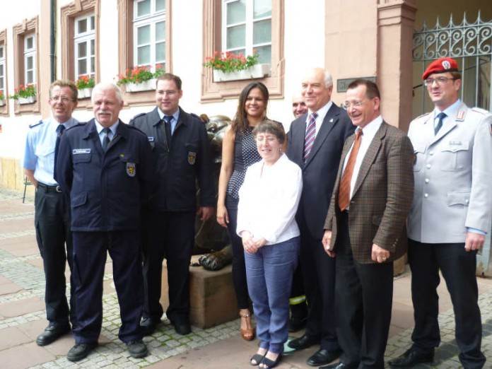 Übergabe des Schecks über den Reinerlös des letztjährigen Bundeswehr-Benefiz-Konzertes im Saalbau.