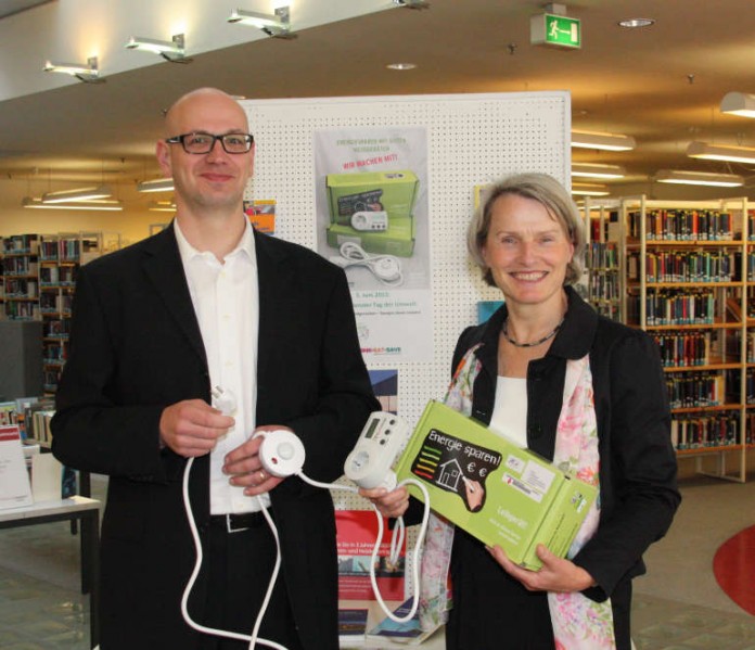 Bürgermeisterin Freundlieb und der Leiter der Stadtbibliothek Schmid-Ruhe mit dem Strommesser.
