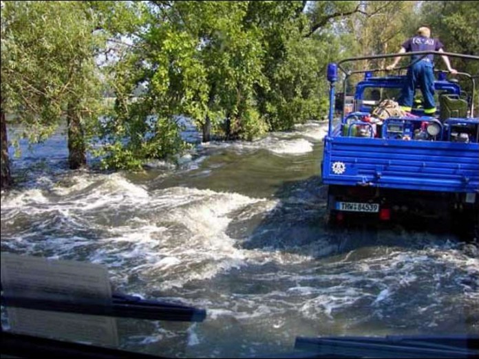 Der Unimog des THW hält der Strömung stand.
