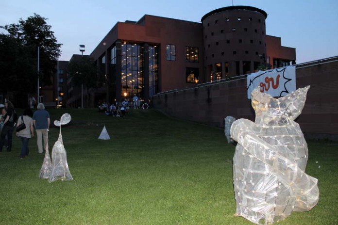 Wiese vor dem Theater