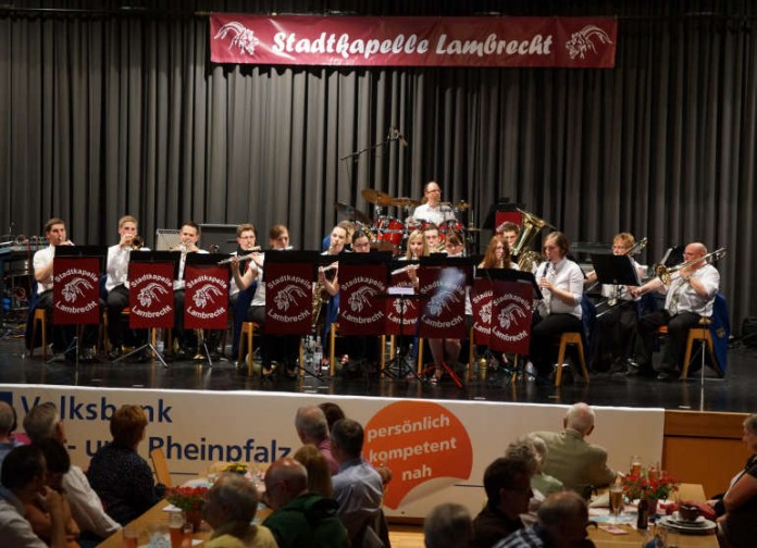 Die Musikerinnen und Musiker der Stadtkapelle Lambrecht.