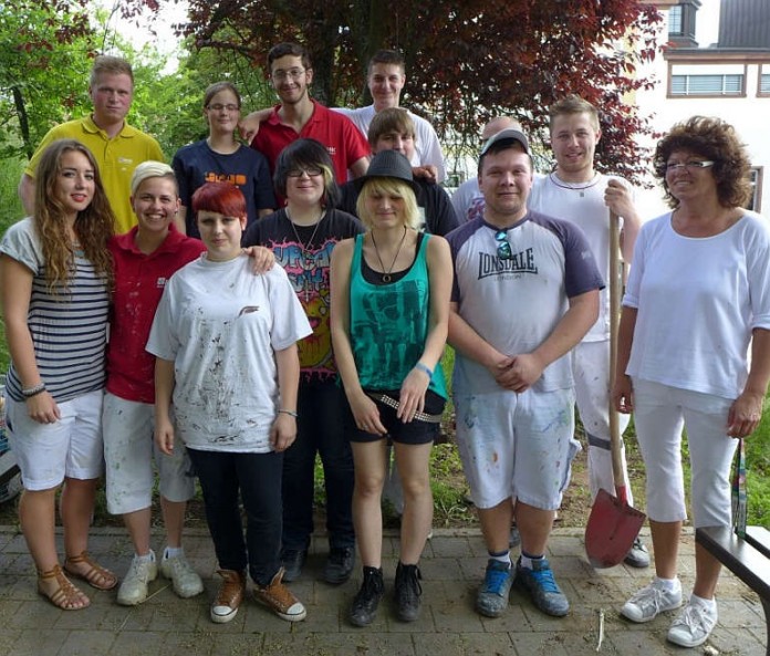 Pausenpark verschönert: Berufsfachschüler mit Fachlehrerin Regina Rausch (rechts) gestalteten Plastiken.