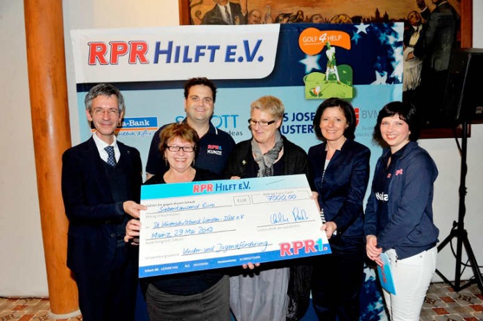 RPR Hilft e.V. Vorstand / RPR1 Geschäftsf. Kristian Kopp, Ministerpräsidentin Malu Dreyer, Morningshow-Duo Kunze und Nadja, Viola Sauter und Petra Klemens vom Kinderschutzbund.