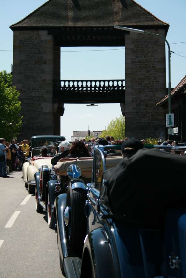 Historische Fahrzeuge vor dem Deutschen Weintor.