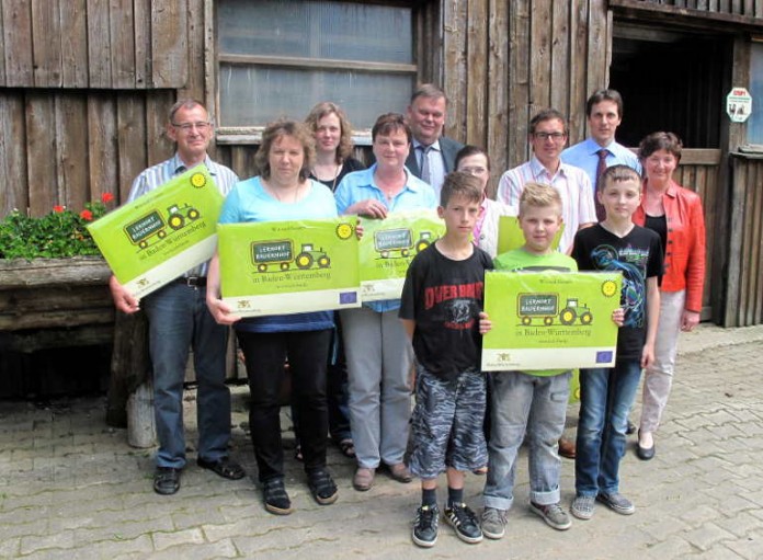 Sieben Absolventen des Programms "Lernort Bauernhof" zeigen Ihre erworbenen Schilder
