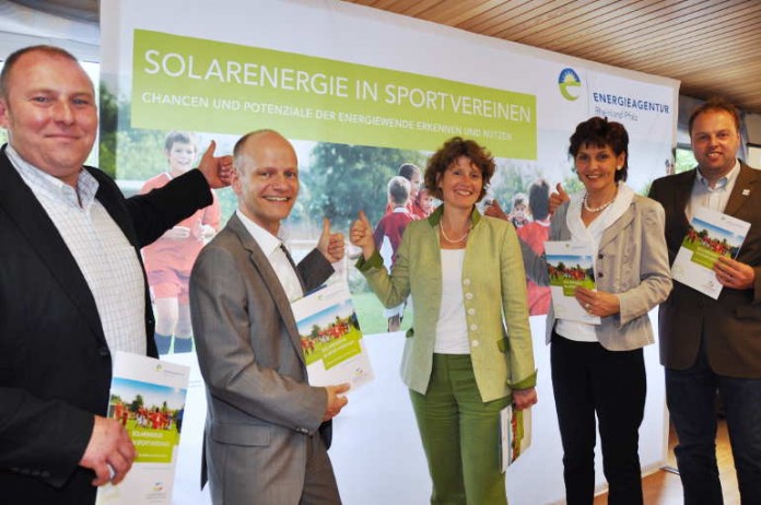 (v.l.) Thomas Anton (IfaS), Oliver Rechenbach (Energieagentur), Wirtschafts- und Energieministerin Eveline Lemke, LSB-Präsidentin Karin Augustin und Andreas Maurer (Vorsitzender der Turngemeinde 1861 Gonsenheim).
