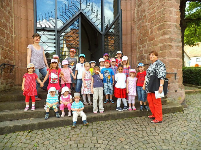 Gruppenbild vor der ehemaligen Klosterkirche
