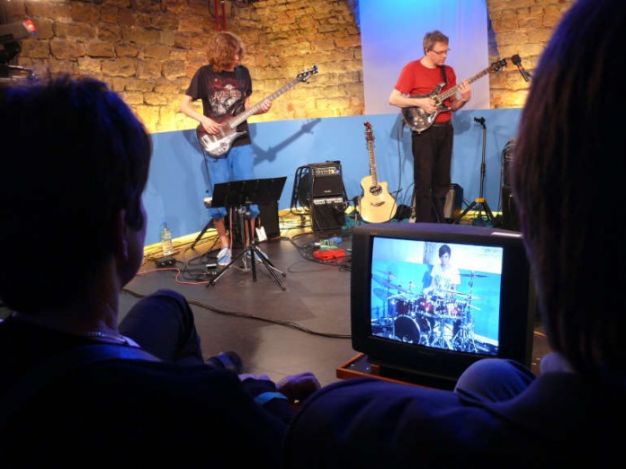 Uli Wagner präsentierte mit seinen beiden Söhnen Valentin (li.) und Julian (Monitor) ein buntes Musikprogramm im Studio des Offenen Kanal Worms.