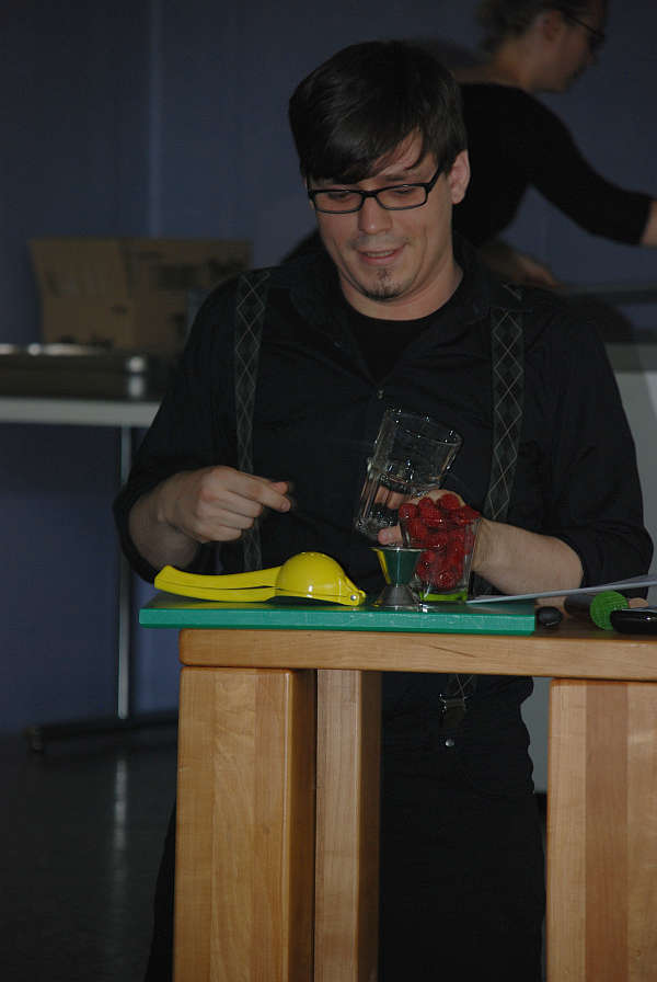 Student und Workshop-Leiter Arne Bachmann demonstrierte erst wie’s geht, dann durften die Studis selber ran.