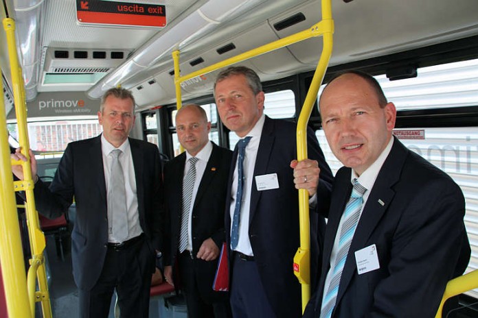 Dr. Urich Maly, Rainer Bomba, Dr. Peter Kurz und Christian Specht in einem ersten Elektrobus mit „Primove“-Technologie.