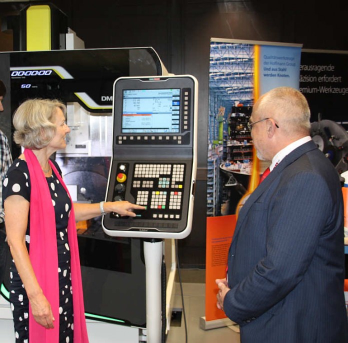 Bildungsbürgermeisterin Dr. Freundlieb nimmt mit Schulleiter Werner Burkhardt eine CNC-Maschine in Betrieb