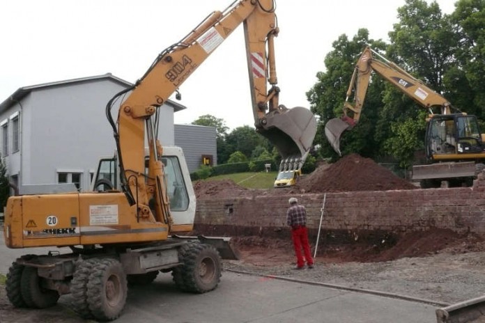 Baubeginn: Bagger beherrschen das Gelände hinter dem Turnerheim auf dem Seß