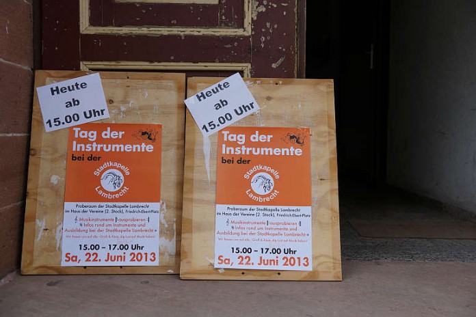 Hinweisschild zum "Tag der Instrumente"