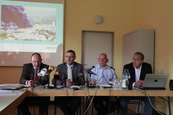 v.l.: Chrstian Specht 1. Bgm Mannheim, Beigeordneter Klaus Dillinger Ludwigshafen, Feuerwehrchef Peter Friedrich und Vertreter der Hafenbehörde Franz Reindl
