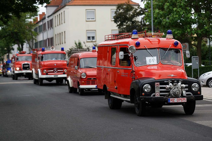 Feuerwehroldtimer, so weit das Auge blickt.