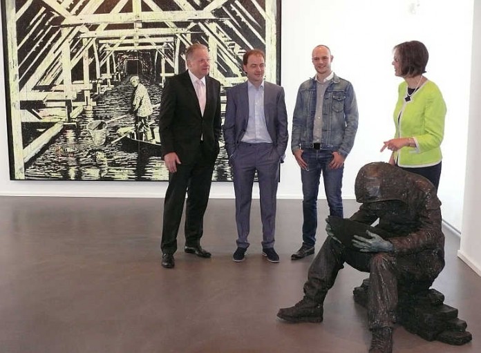 Von den großformatigen Gemälden und Skulpturen beeindruckt (von links): Bezirkstagsvize Günter Eymael, Pfalzpreisträger Josef Rosalia Hein, Nachwuchspreisträger Daniel Odermatt und Museumsdirektorin Dr. Britta E. Buhlmann