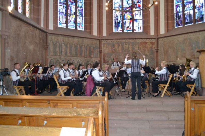 Der Musikverein Esthal unter der Leitung von Stephanie Billo.